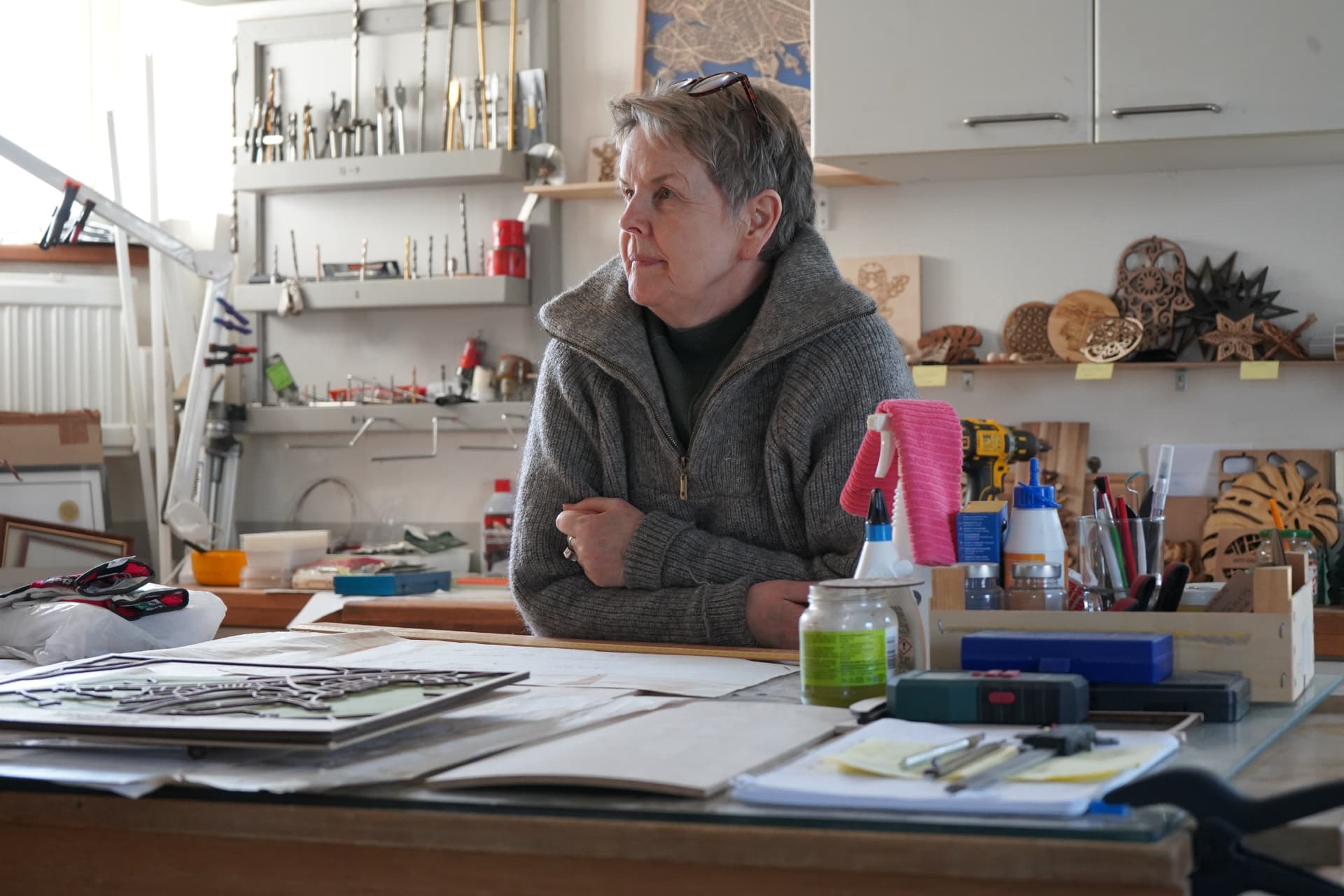 Monica i WoodlyMades verkstad